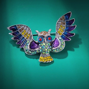 Broche chouette rétro en métal argenté avec émail violet et bleu et strass colorés