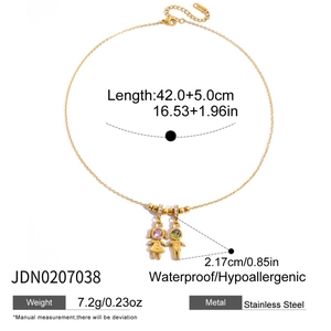 Dettaglio della collana in acciaio inossidabile oro 18K con ciondoli bimbi e misure indicate