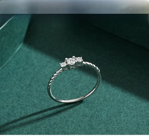 Detailed view of S925 sterling silver ring with three zircon stones and twisted rope band