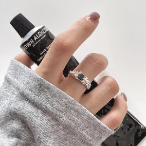 Minimalist S925 sterling silver ring with faceted black gemstone and beaded texture