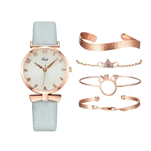 Dames kwartshorloge met lichtblauwe lederen band en set van vier roségouden armbanden
