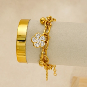 Détail du bracelet chaîne en or 18 carats avec fleur sertie de cristaux