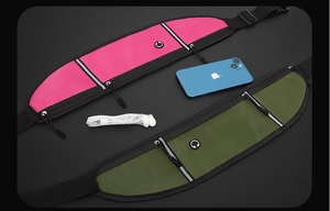Détail de sacoches de running imperméables rose et vert avec sortie casque et fermetures