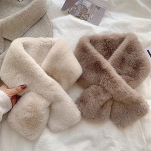 Sciarpa invernale spessa in ecopelliccia per donna nei colori beige e marrone, soffice