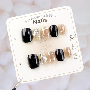 Faux ongles faits main noir et argent pailleté avec motifs d'étoiles et strass