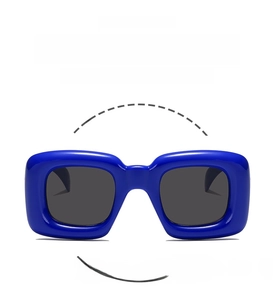 Gros plan de lunettes de soleil carrées légères bleu Klein pour enfants avec verres gris