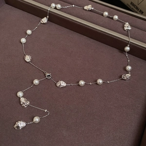 Dettaglio della collana di perle irregolari con perline d'argento su vassoio espositore
