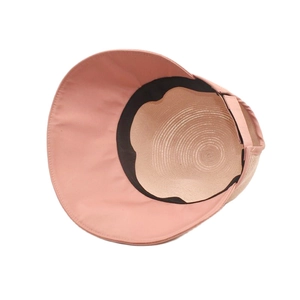 Dettaglio cappello di paglia rosa con fascia tergisudore e velcro regolabile sul retro
