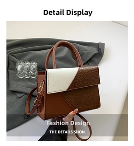 Détail du petit sac rétro avec motif crocodile et accents de quincaillerie dorée