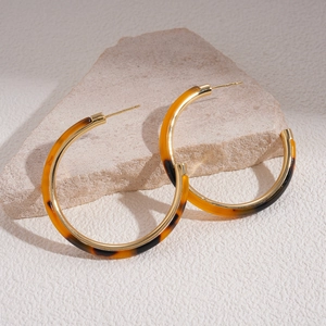 Eleganti orecchini a C placcati oro 18 carati con finitura in acetato tartarugato