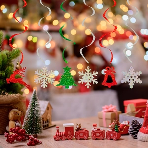 Gros plan de spirales de Noël festives avec ornements de renne et de sapin scintillants