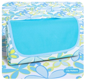 Foldable waterproof Oxford fabric picnic mat with blue and white lily flower pattern handle