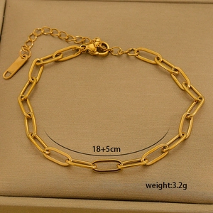Detail view of 18K gold-plated paperclip chain bracelet with 18+5cm size and 3.2g weight