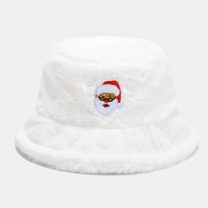 Dettaglio del cappello alla pescatora in peluche bianco con ricamo di Babbo Natale