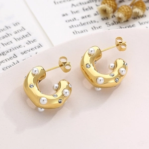 Detail of 18K gold-plated C-shaped earrings with alternating pearls and cubic zirconia