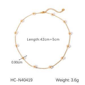 Dettaglio della collana floreale dorata lunga 42+5cm con ciondoli margherita di perle