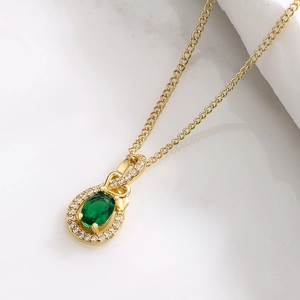 Collana placcata oro 18K con ciondolo in zircone verde ovale su marmo bianco