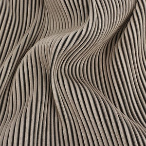 Gros plan sur la texture du tissu plissé à rayures verticales beige et noir pour bonnets