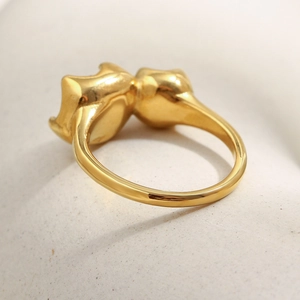 Macro dell'anello a bocciolo placcato oro 18 carati con finitura lucida e dettagliata