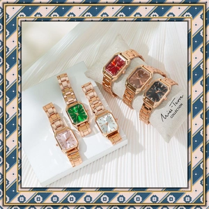 Détail de six montres à quartz octogonales pour femmes en finitions or rose élégantes