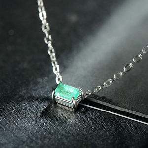 Ciondolo con gemma verde taglio smeraldo su una catena in argento sterling S925 lucido