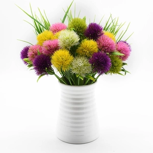 Fleurs de pissenlit artificielles dans un vase en céramique blanche pour la maison