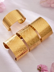 Détails de quatre bracelets manchettes larges en acier inoxydable plaqué or 18 carats