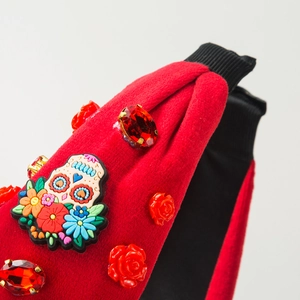 Halloween hoofdband met rode fluwelen rozen en sugar skull kristallen decoratie