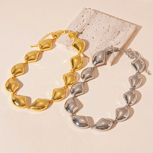 Collane geometriche irregolari esagerate in metallo lucido con finitura oro e argento
