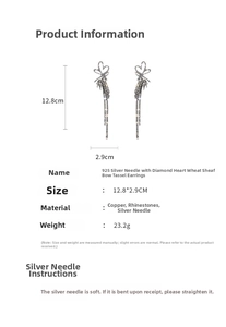 Détail de boucles d'oreilles longues à pampilles avec cœur en strass et dimensions