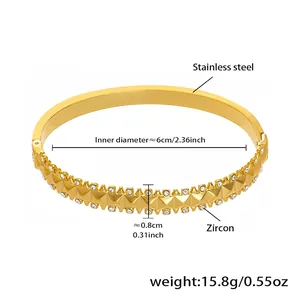 Vue macro du bracelet doré en acier inoxydable avec clous en zircon et dimensions