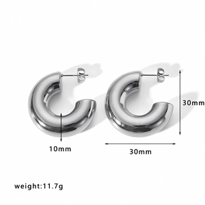 Detailed view of silver C-hoop earrings with 30mm diameter and 11.7g weight specs