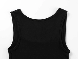 Detailaufnahme des U-Ausschnitts und der Saumkanten am schwarzen Rippstrick-Tanktop