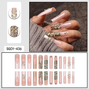 Faux ongles extra longs Coffin avec base nude, bouts français et motifs de billets