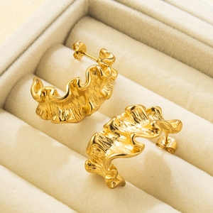 Boucles D'oreilles Créoles En Forme De C En Acier Inoxydable Plaqué Or 18K Texture Ondulée Irrégulière Design Vintage Minimaliste Pour Femmes