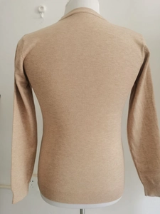 Detailansicht des khakifarbenen Strickpullovers mit Rippbündchen und feiner Stoffstruktur