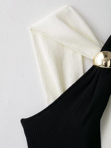 Dettaglio ravvicinato di tessuto a maglia a coste bianco e nero con bottoni oro
