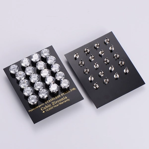 Détail de 20 paires de boucles d'oreilles en acier 316L avec zircons sur carte noire