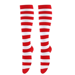 Une paire de chaussettes hautes rayées rouges et blanches pour costumes de festival