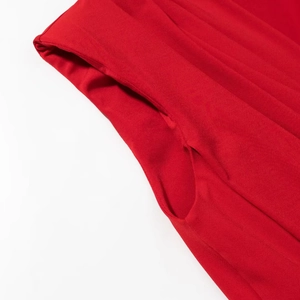 Vue macro détaillée des coutures de poche sur un haut rouge à épaulettes froncées