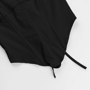 Détails des coutures du corset et finition de haute qualité sur le haut noir sexy