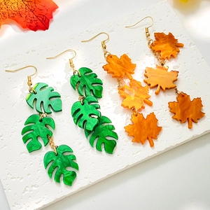 Pendientes largos de acrílico con hojas de arce y monstera en mármol verde y naranja