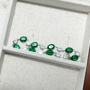 Vue détaillée du bracelet ovale vert émeraude avec zircons cubiques de ton argenté