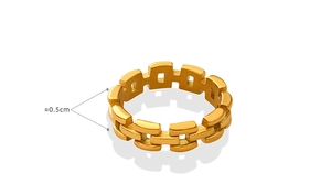Detail shot showing the 0.5cm width of the gold plated hollow chain link ring
