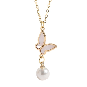 Collier plaqué or 14 carats avec pendentif papillon en nacre et perle sur fond blanc