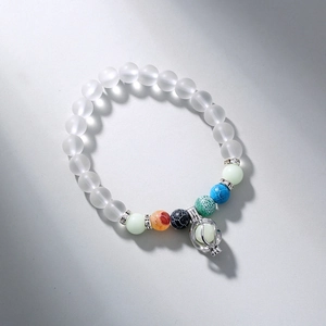Bracelet en perles lumineuses avec pierres blanches mates et accents colorés en cage