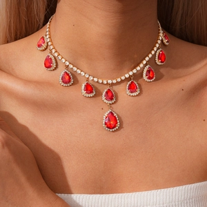 Détail du collier de luxe avec gemmes rouges en goutte d'eau et cristaux scintillants