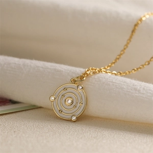 Collana dorata con ciondolo galassia in smalto bianco e piccoli diamanti lucidi