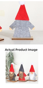 Détail des nains de Noël faits main avec chapeaux en feutrine et socles en bois massif