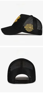 Detailansicht der schwarzen Mesh-Basecap mit goldener Stickerei und verstellbarem Verschluss